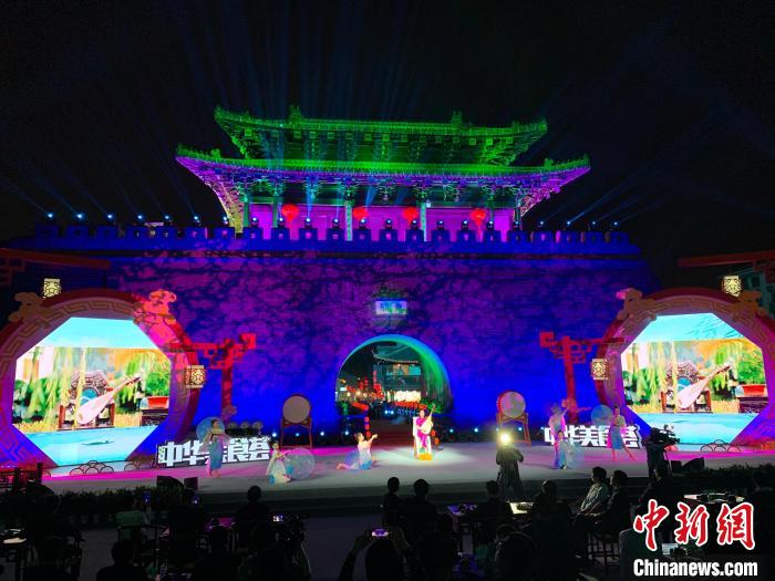 29日晚，東關(guān)古街燈光璀璨，呈現(xiàn)出十里長街市井連、夜市千燈照碧云的景象。崔佳明 攝