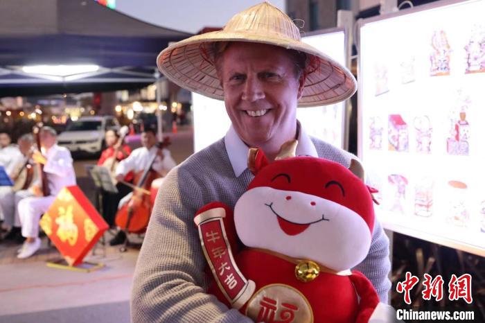 國家黨議員(前經(jīng)貿(mào)部長)Hon Todd McClay蒞臨展會(huì)。新西蘭中華傳統(tǒng)文化體驗(yàn)藝術(shù)中心供圖 新西蘭中華傳統(tǒng)文化體驗(yàn)藝術(shù)中心供圖 攝