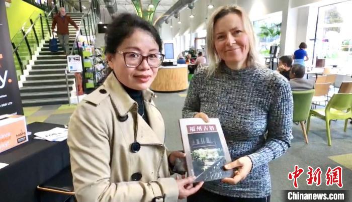 羅托魯瓦市圖書館館長Laura Marshall(右一)對捐建中文圖書角表示感謝。新西蘭中華傳統(tǒng)文化體驗(yàn)藝術(shù)中心供圖 新西蘭中華傳統(tǒng)文化體驗(yàn)藝術(shù)中心供圖 攝