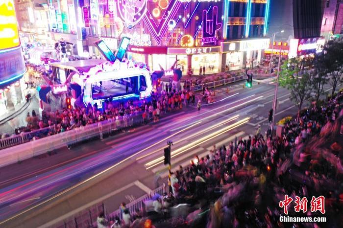 5月2日晚，江西南昌，民眾在勝利路步行街休閑購物。為恢復(fù)百年老街的往日繁華，當(dāng)?shù)亻_展勝利路步行街“勝利歸來” 主題活動(dòng)，打造潮玩、消費(fèi)于一體的活動(dòng)街區(qū)，“五一”假期吸引民眾，形成新的節(jié)日經(jīng)濟(jì)、夜間經(jīng)濟(jì)和文化經(jīng)濟(jì)。(無人機(jī)照片) a target='_blank' href='http://www.chinanews.com/'中新社/a記者 劉占昆 攝