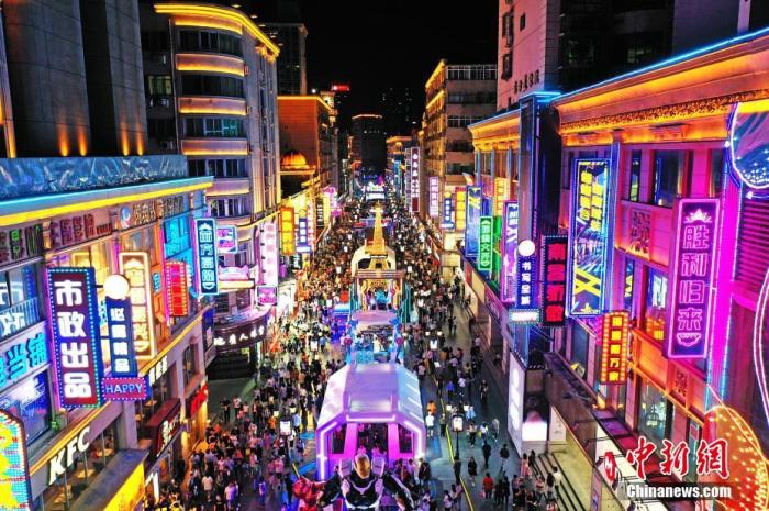 5月2日晚，江西南昌，民眾在勝利路步行街休閑購物。為恢復(fù)百年老街的往日繁華，當(dāng)?shù)亻_展勝利路步行街“勝利歸來” 主題活動(dòng)，打造潮玩、消費(fèi)于一體的活動(dòng)街區(qū)，“五一”假期吸引民眾，形成新的節(jié)日經(jīng)濟(jì)、夜間經(jīng)濟(jì)和文化經(jīng)濟(jì)。(無人機(jī)照片) a target='_blank' href='http://www.chinanews.com/'中新社/a記者 劉占昆 攝