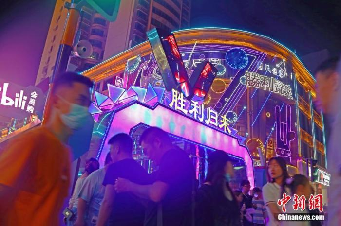 5月2日晚，江西南昌，民眾在勝利路步行街休閑購物。為恢復(fù)百年老街的往日繁華，當(dāng)?shù)亻_展勝利路步行街“勝利歸來” 主題活動(dòng)，打造潮玩、消費(fèi)于一體的活動(dòng)街區(qū)，“五一”假期吸引民眾，形成新的節(jié)日經(jīng)濟(jì)、夜間經(jīng)濟(jì)和文化經(jīng)濟(jì)。 a target='_blank' href='http://www.chinanews.com/'中新社/a記者 劉占昆 攝