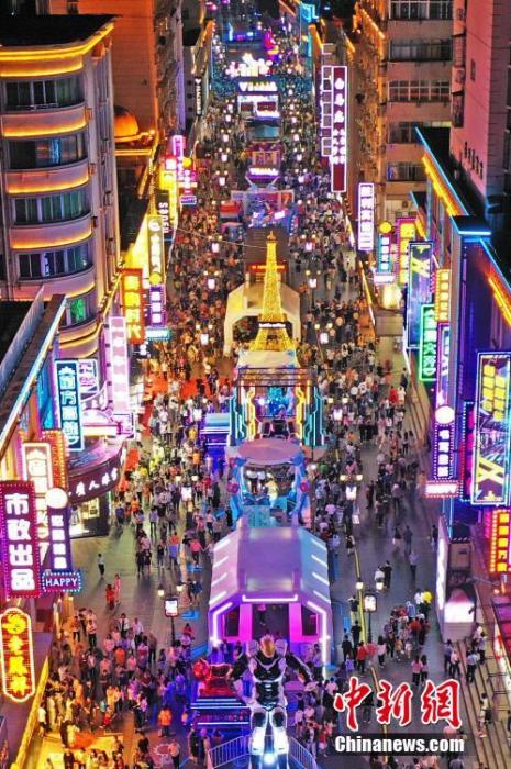 5月2日晚，江西南昌，民眾在勝利路步行街休閑購物。為恢復(fù)百年老街的往日繁華，當(dāng)?shù)亻_展勝利路步行街“勝利歸來” 主題活動(dòng)，打造潮玩、消費(fèi)于一體的活動(dòng)街區(qū)，“五一”假期吸引民眾，形成新的節(jié)日經(jīng)濟(jì)、夜間經(jīng)濟(jì)和文化經(jīng)濟(jì)。(無人機(jī)照片) a target='_blank' href='http://www.chinanews.com/'中新社/a記者 劉占昆 攝