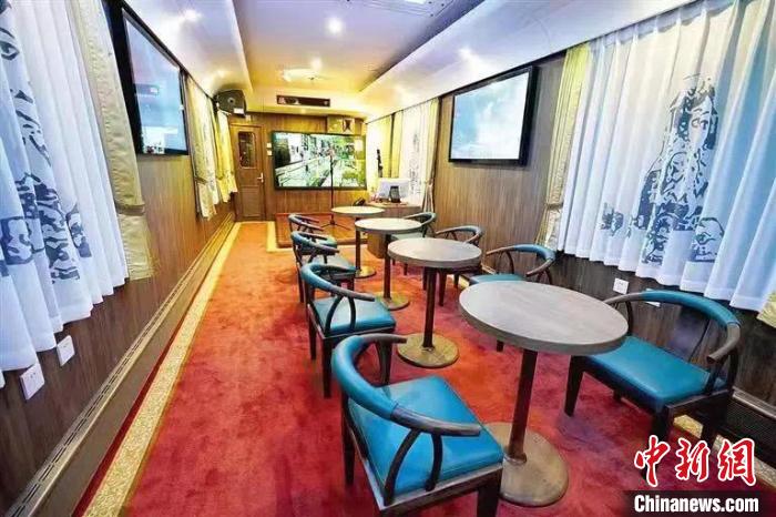 “呼倫貝爾號”賞花專列內(nèi)部設施。周曉舟 攝