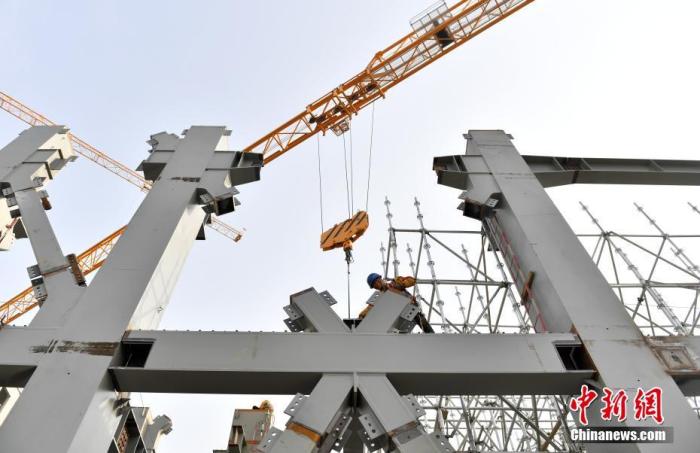 資料圖：雄安商務(wù)服務(wù)中心項目建設(shè)者正在進(jìn)行施工作業(yè)。
a target='_blank' href='http://www.chinanews.com/'中新社/a記者 韓冰 攝