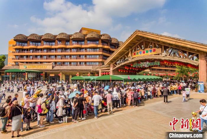 太湖龍之夢(mèng)樂園門口排起長(zhǎng)隊(duì) 周蘇森 攝