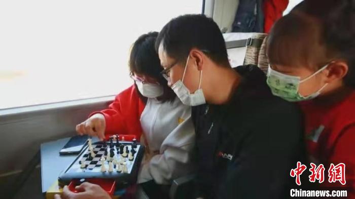 乘客在京哈高鐵上消遣。劉德才 攝