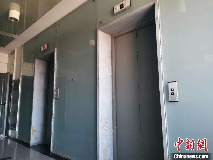 資料圖：山東一小區(qū)內(nèi)的電梯。郝學(xué)娟 攝
