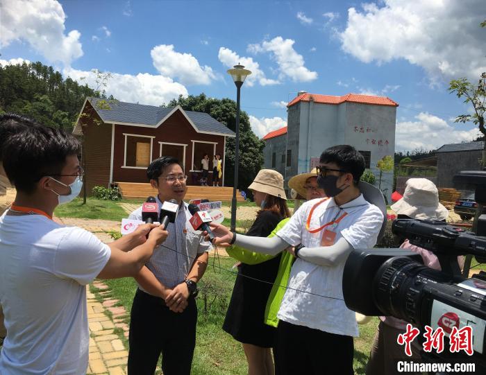 圖為王韶松在接受“沿著高速看中國(廣東)”采訪團的記者采訪 宋秀杰攝 攝