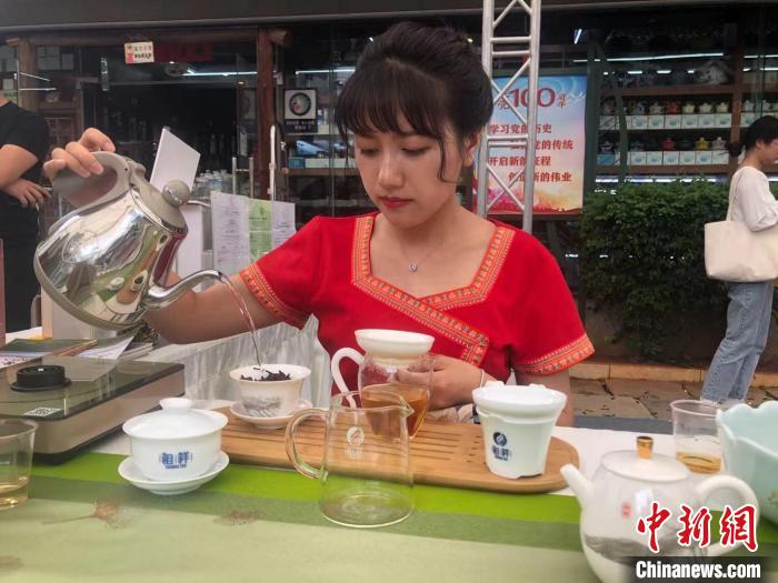 圖為商家在沖泡普洱茶 李曉琳 攝