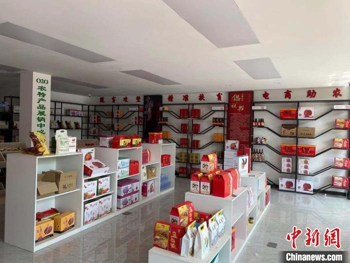 圖為順平縣農(nóng)村電子商務(wù)公共服務(wù)中心 趙丹媚 攝