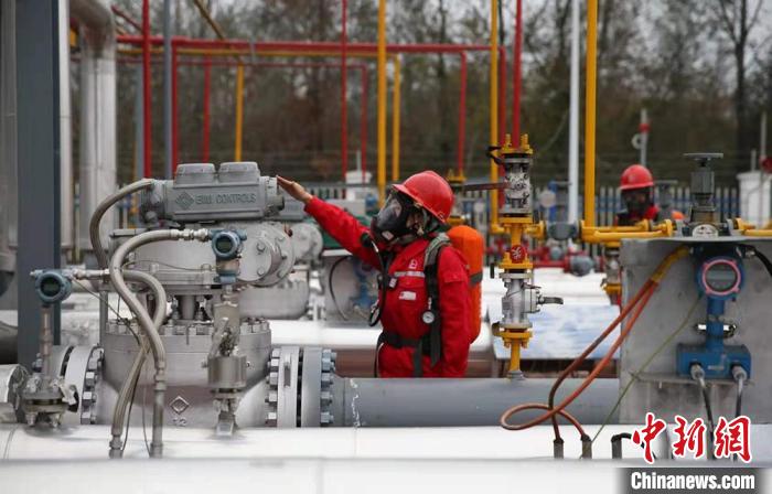 中國石化西南石油局元壩氣田集輸站員工正檢查設備。袁鵬 攝