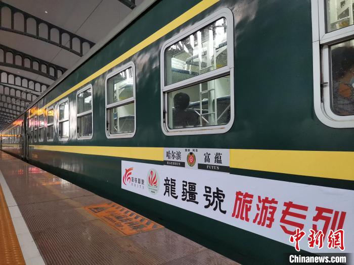 “龍疆號”旅游專列準(zhǔn)備出發(fā)。周曉舟 攝