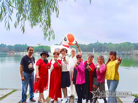 氣模蘭小白在東湖 (5) 羅藝.jpg