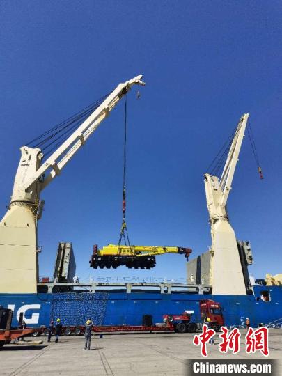 齊車(chē)公司出口尼日利亞鐵路起重機(jī)在天津港裝船。王培武 攝