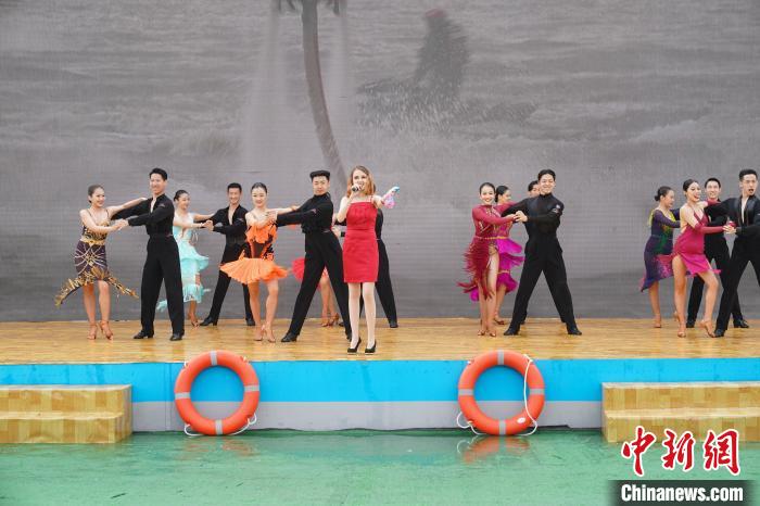 中俄兩國(guó)演員共同在開幕式獻(xiàn)上節(jié)目 呂品 攝