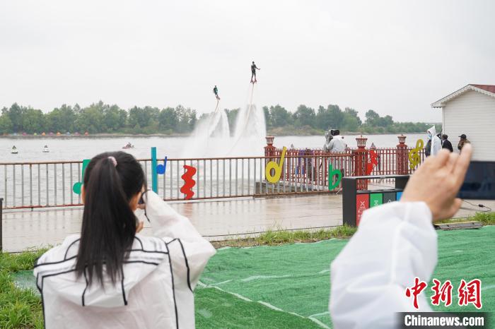 游客觀賞水上飛人表演 呂品 攝