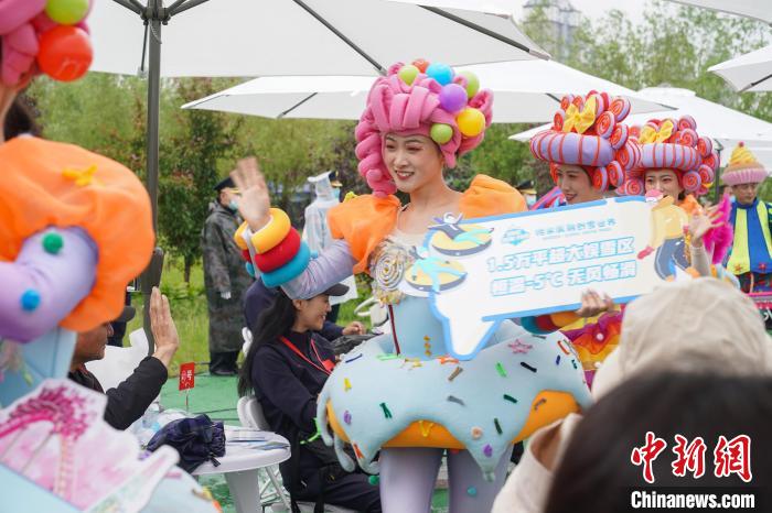 演員身著節(jié)日盛裝在現(xiàn)場(chǎng)巡游 呂品 攝