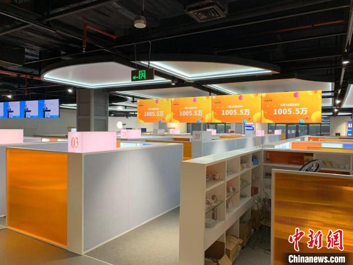 圖為景德鎮(zhèn)陶溪川Live直播基地。李韻涵 攝