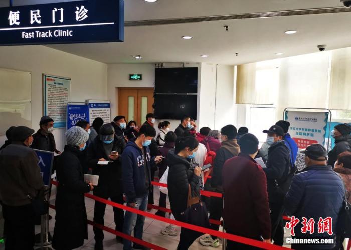 資料圖：民眾在便民門(mén)診排隊(duì)就醫(yī)。 湯彥俊 攝