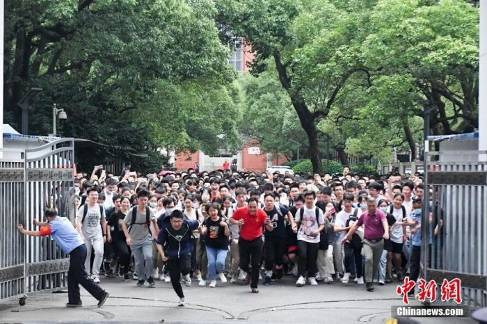 6月9日，考生與老師一同沖出長沙市一中考點(diǎn)。 a target='_blank' href='http://www.chinanews.com/'中新社/a記者 楊華峰 攝