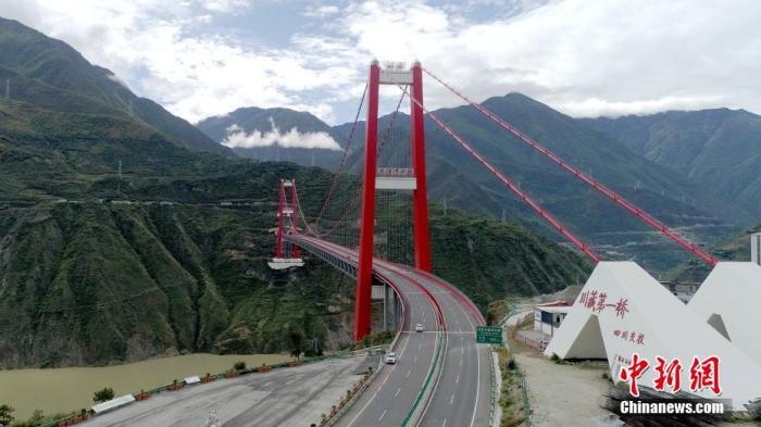 資料圖：從成都通往拉薩的川藏公路綿延數(shù)千公里，是穿越橫斷山脈和青藏高原高山峽谷的交通要道。(無人機(jī)照片) a target='_blank' href='http://www.chinanews.com/'中新社/a記者 劉忠俊 攝 