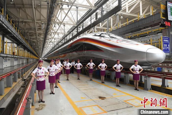 6月23日，全新復(fù)興號(hào)智能動(dòng)車組在重慶西動(dòng)車所正式亮相。陳超 攝
