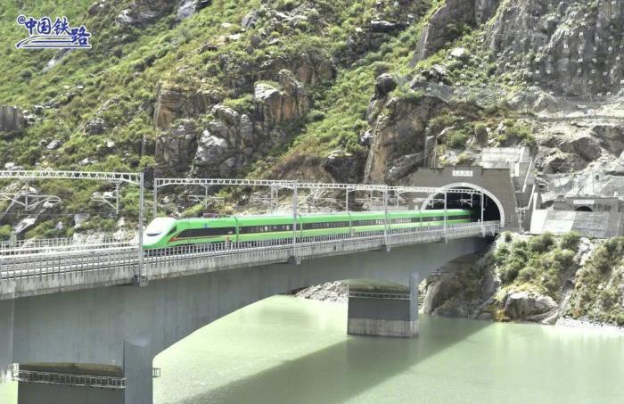 拉薩至林芝鐵路6月25日開通運(yùn)營(yíng)，復(fù)興號(hào)高原內(nèi)電雙源動(dòng)車組
同步投入運(yùn)營(yíng)。圖片來(lái)源：中國(guó)鐵路