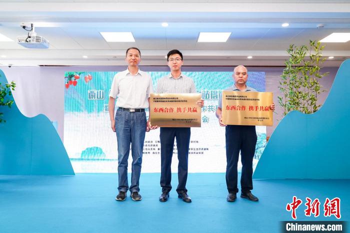 簽約授牌現(xiàn)場。石嘴山市委宣傳部供圖