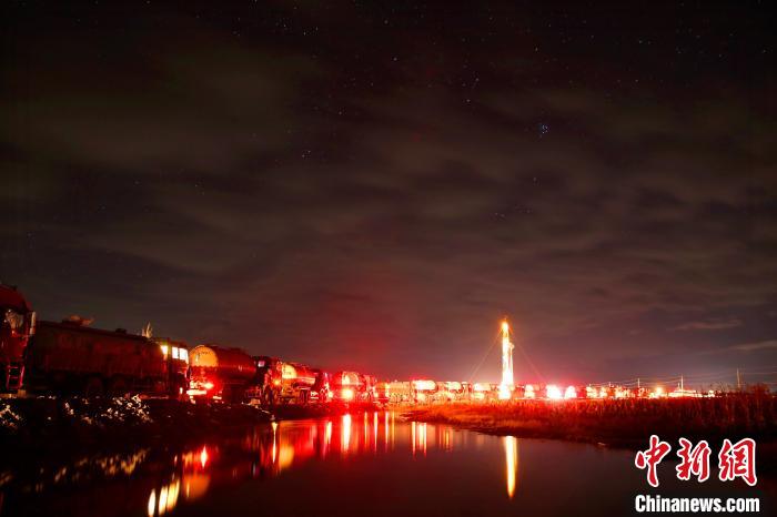 大慶鉆探鉆技一公司進(jìn)行夜間固井施工。于馨 攝