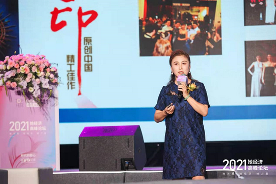 國家珠寶玉石質(zhì)量監(jiān)督檢驗中心宣傳推廣部主任孟曉珺作主旨演講。圖片來源：界面海南