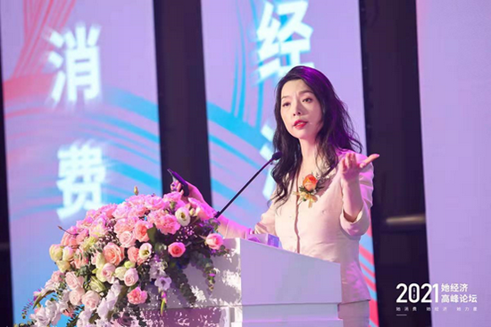 北京師范大學(xué)教授、一帶一路學(xué)院研究員，中央電視臺特約財經(jīng)評論員，中國現(xiàn)代金融學(xué)會常務(wù)理事萬喆作主旨演講。圖片來源：界面海南