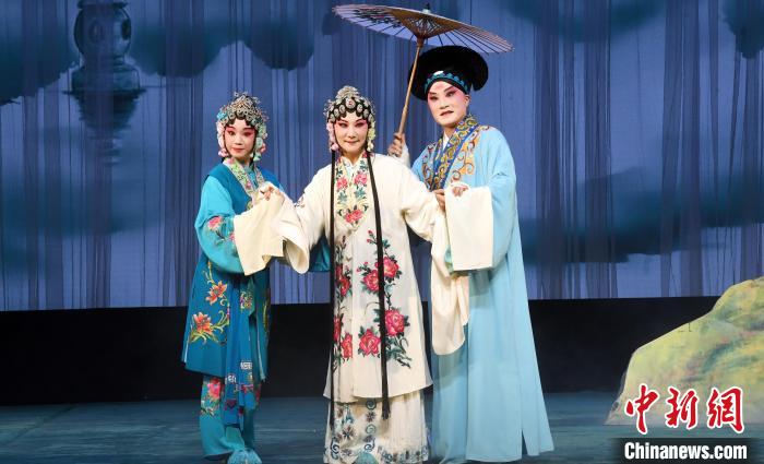 《白蛇傳》“斷橋”中的白素貞則由福建京劇院中國戲劇梅花獎獲得者、程派名家孫勁梅(左二)飾演。記者劉可耕 攝