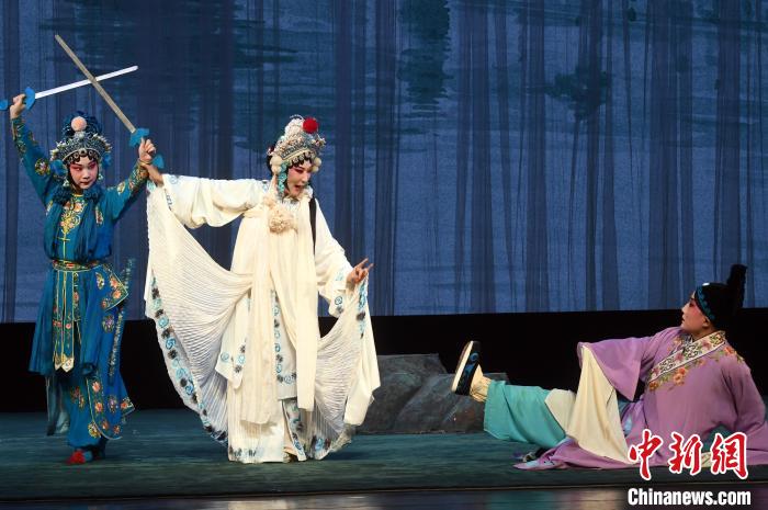 《白蛇傳》“斷橋”中的白素貞則由福建京劇院中國戲劇梅花獎獲得者、程派名家孫勁梅(左二)飾演。記者劉可耕 攝