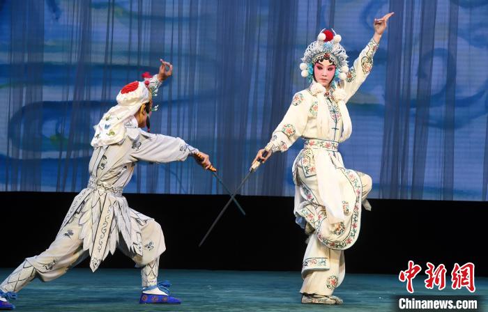 《白蛇傳》“盜草”中的白素貞由福建京劇院優(yōu)秀青年演員鄭鈺(右)飾演。記者劉可耕 攝