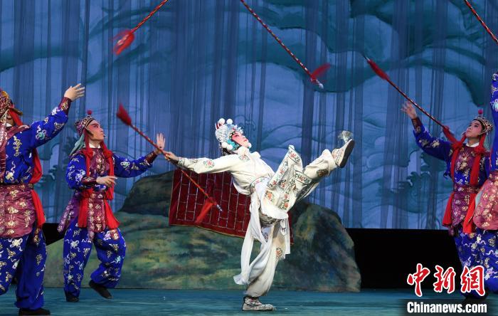 《白蛇傳》“盜草”中的白素貞由福建京劇院優(yōu)秀青年演員鄭鈺(圖中)飾演。記者劉可耕 攝