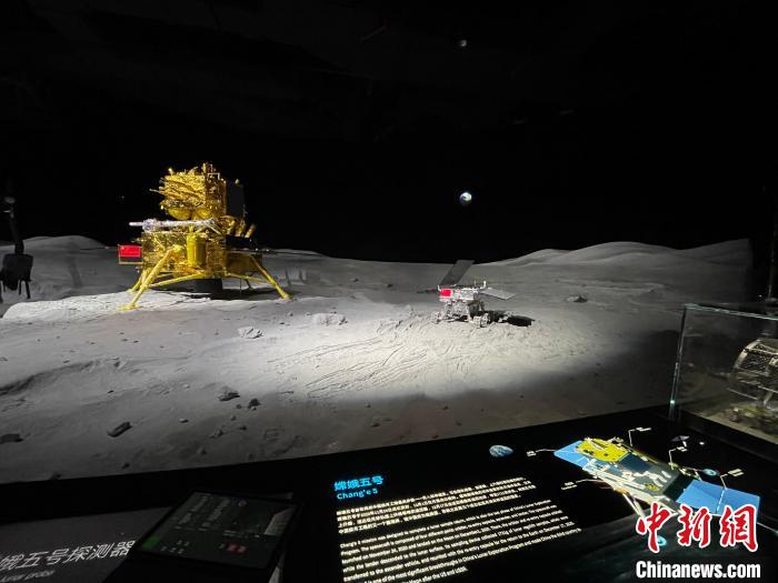 嫦娥五號和玉兔二號的模型 鄭瑩瑩 攝