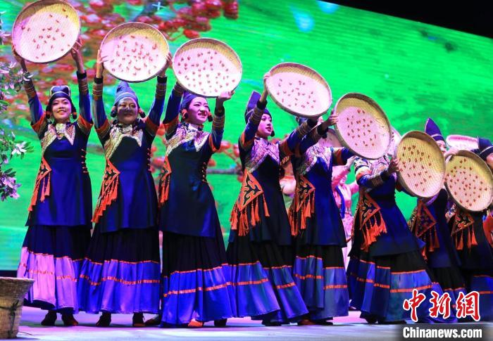 開幕式上，鹽源縣精心編排的文藝演出精彩絕倫，贏得觀眾陣陣歡呼和如雷掌聲。王磊 攝