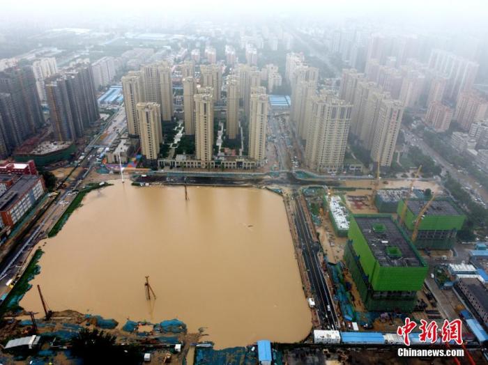 2021年7月21日，暴雨導(dǎo)致城區(qū)積水嚴(yán)重。 a target='_blank' href='http://www.chinanews.com/'中新社/a發(fā) 王中舉 攝 圖片來(lái)源：CNSPHOTO
