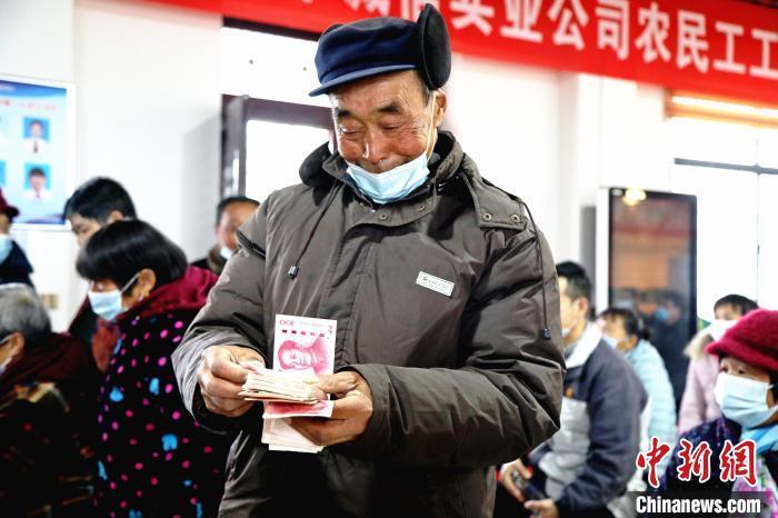 資料圖：茶農(nóng)數(shù)錢(qián)。邱志烴 攝
