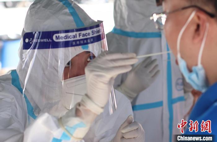 資料圖：一周之內(nèi)，有著900余萬(wàn)人口的南京市已開(kāi)展兩輪全員核酸檢測(cè)，并開(kāi)展第三輪全市全員核酸檢測(cè)。泱波 攝