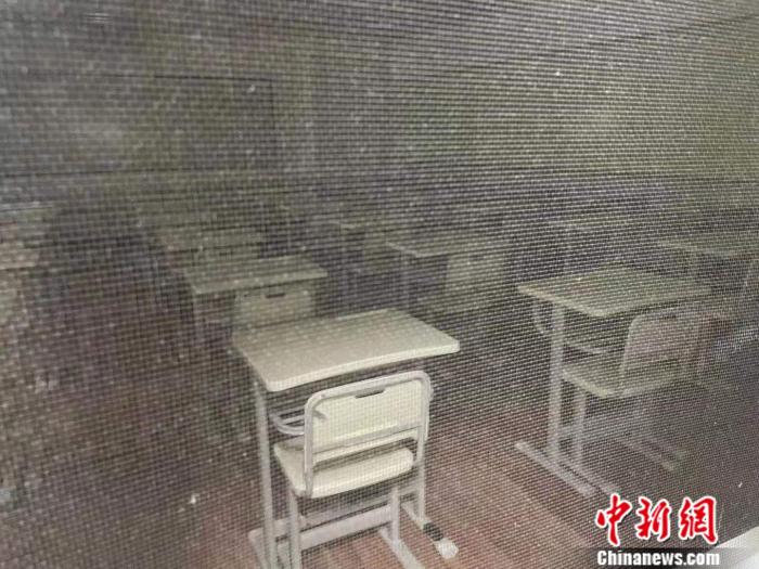 某培訓(xùn)機(jī)構(gòu)空蕩蕩的教室。 a target='_blank' href='http://www.chinanews.com/' 中新網(wǎng)/a任靖 攝