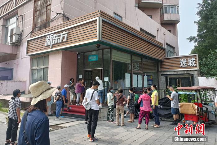 正在等待孩子下課的家長們。a target='_blank' href='http://www.chinanews.com/' 中新網(wǎng)/a 左雨晴 攝