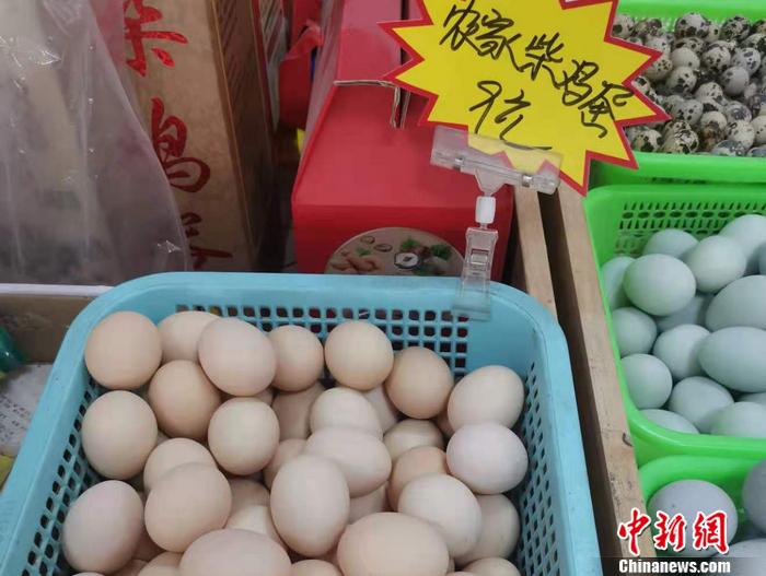 北京市西城區(qū)某菜市場內雞蛋價格。 a target='_blank' href='http://www.chinanews.com/' 中新網/a記者 謝藝觀 攝