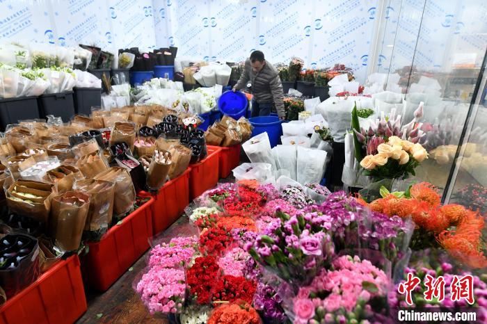 圖為：店員正在整理鮮花。呂明 攝