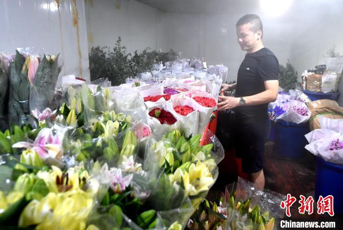 圖為：店員正在整理鮮花。呂明 攝