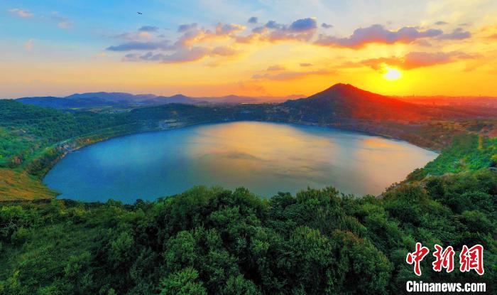 經(jīng)過(guò)近幾年的生態(tài)治理，如今的凹山采場(chǎng)以青山綠水的全新面貌回歸自然。馬鋼供圖