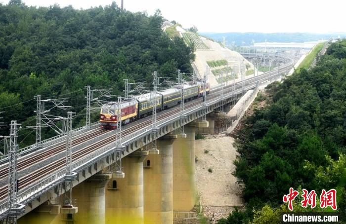 資料圖：聯(lián)調(diào)聯(lián)試檢測車奔馳在貴陽環(huán)線天河潭至湖潮區(qū)間。田秘 攝