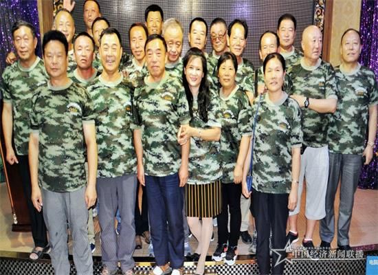 圖13 孫麗霞和原老松嶺的戰(zhàn)士、軍屬們_看圖王.jpg