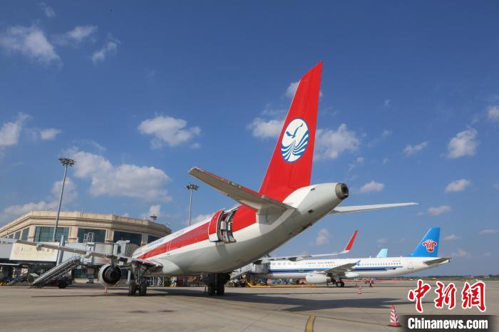 哈爾濱機(jī)場停機(jī)坪。仇建 攝